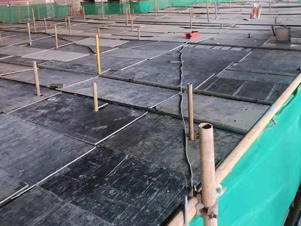 為什么要在沈陽(yáng)腳手架的地面上鋪設(shè)木板：安全、舒適與效率的雙重保障